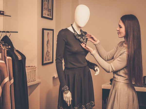 Mannequin femme minimaliste : la tendance qui séduit les boutiques